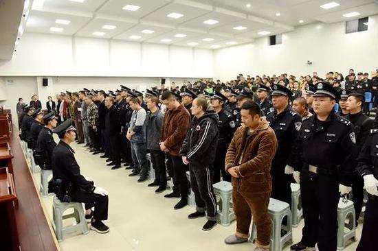 星河网络娱乐手机客户端_贝克汉姆长子涉嫌歧视中国人后续:禁止评论,已删到剩两张照片