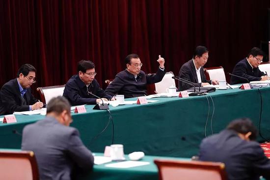 网上官方娱乐平台哪个好-两道“拦路沟”绊倒骑车市民 已设置警示标识