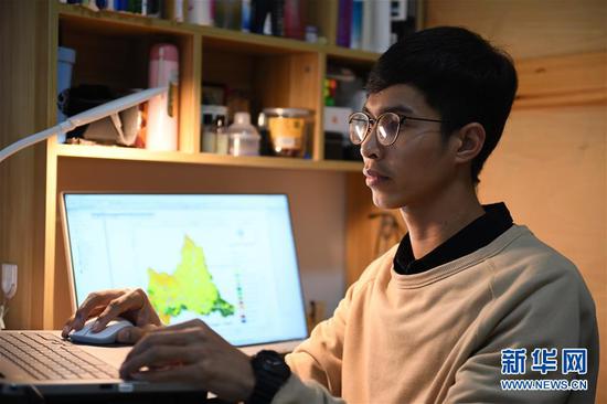  11月25日，就读于西北农林科技大学水利工程专业的柬埔寨留学生李致在宿舍里学习。新华社记者 李一博 摄