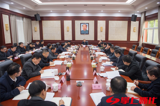 12月1日上午,省政協副主席、懷化市委書記彭國甫主持召開專題會議研究社會穩定工作。(記者 潘雨 攝)