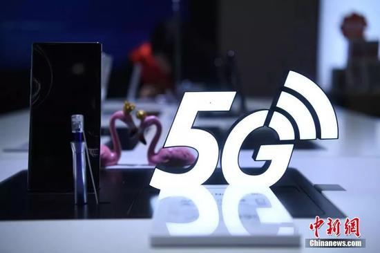 10月31日,重庆一手机售卖点销售的5G手机。当日,中国5G正式商用,三大电信运营商公布了5G套餐。中新社记者 陈超 摄