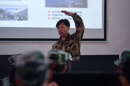 朱有勇给学员们上课。孙伟 摄