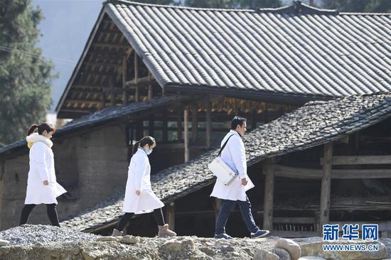 重庆市石柱土家族自治县中益乡卫生院的医护人员来到盐井村,对贫困户进行病情随访(12月10日摄)。新华社记者 王全超 摄