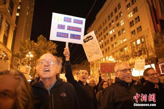 两千余人在美国旧金山集会 支持弹劾特朗普