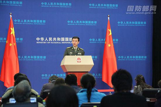 12月26日下午,国防部举行例行记者会,国防部新闻局局长、国防部新闻发言人吴谦大校答记者问。孙智英 摄