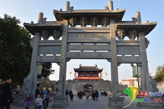 郁孤台历史文化街区中的四贤坊. 曾晴 摄