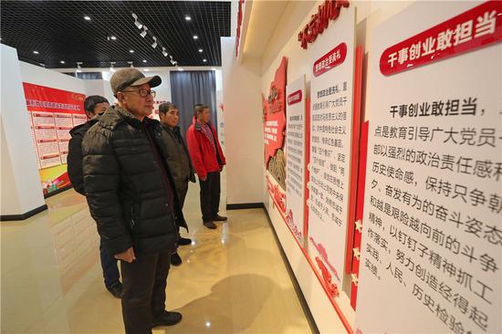 2019年12月17日,辽宁省海城市中小镇中小村村民在村委会设置的“不忘初心、牢记使命”主题教育展馆参观。新华社记者 杨青 摄