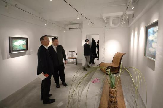 在日本东京银座王传峰美术馆内,王传峰(左二)向来参观的嘉宾介绍作品。新华社记者 杜潇逸 摄