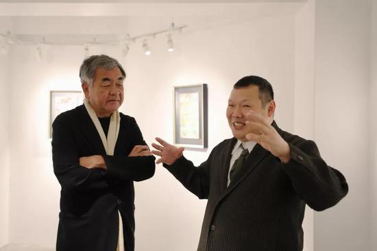 在日本东京银座王传峰美术馆内,王传峰(右)和隈研吾交流。新华社记者 杜潇逸 摄