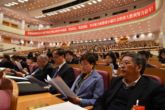 1月14日上午,北京市第十五届人民代表大会第三次会议第二次全体会议,市人大代表听取《北京市人民代表大会常务委员会工作报告》。摄影/新京报记者 吴江