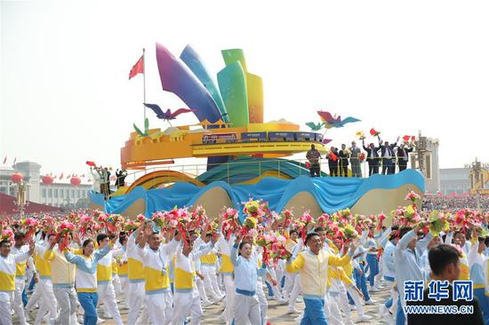 2019年10月1日上午,庆祝中华人民共和国成立70周年大会在北京天安门广场隆重举行。这是群众游行中的“人类命运共同体”方阵。 新华社记者 孟永民 摄