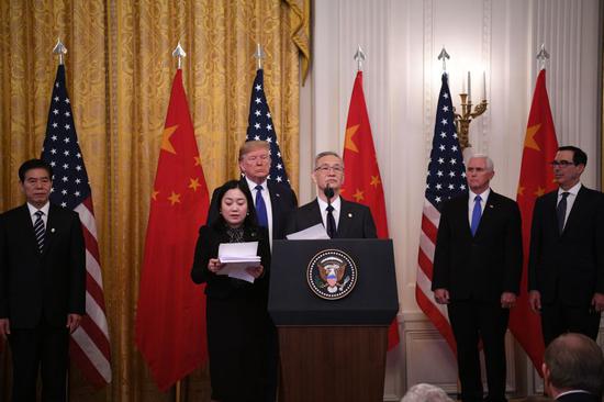 ↑ 1月15日,刘鹤出席在美国首都华盛顿白宫东厅举行的中美第一阶段经贸协议签署仪式。 新华社记者 刘杰 摄