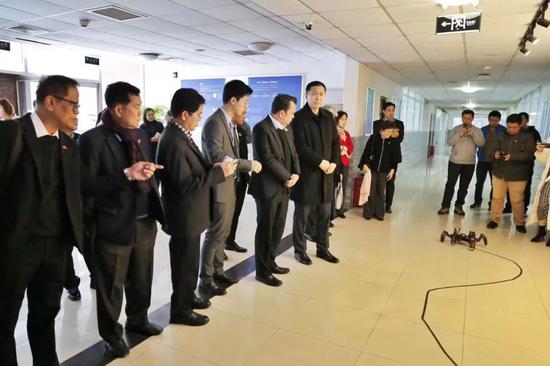 图:参访高朋旁观玖智工场现场演示