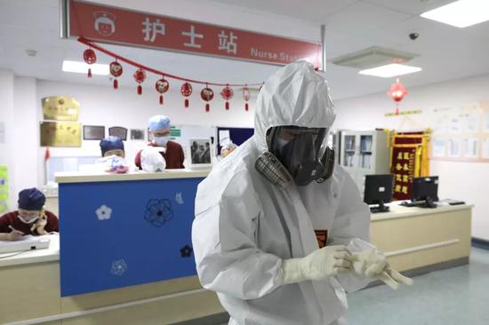 医护人员进入病房前“全副武装”,没有一丝马虎