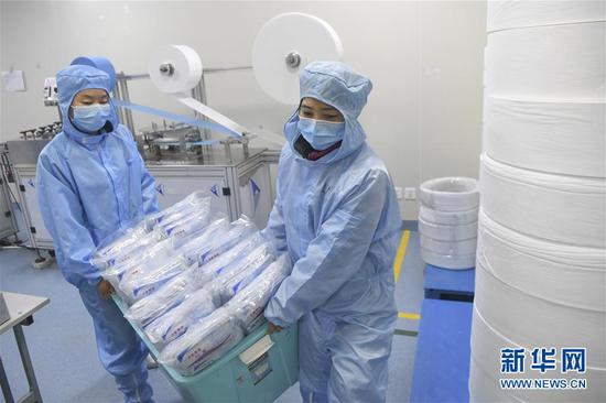 2月11日,工作人员在位于重庆市南岸区的宏冠医疗设备有限公司口罩车间内作业。新华社记者王全超摄