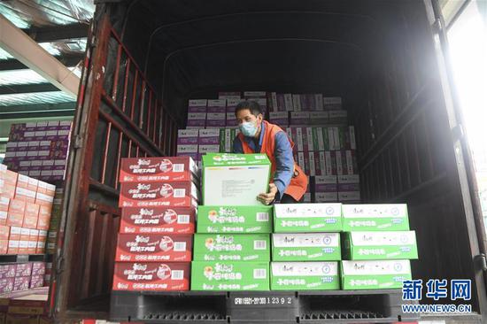 2月10日,工人在位于重庆市两江新区的康师傅方便食品有限公司装运货物。新华社记者王全超摄