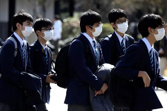 2月18日，在日本东京，几名学生戴着口罩。新华社/路透