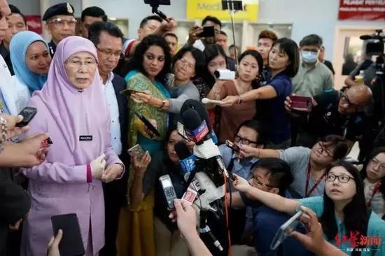  马来西亚副首相 Wan Azizah Wan Ismail 接受记者采访。