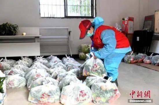 武汉市某社区事情人员为居民配送物资