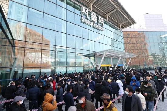 韩国首尔站前市民排队买口罩。/推特网友传图