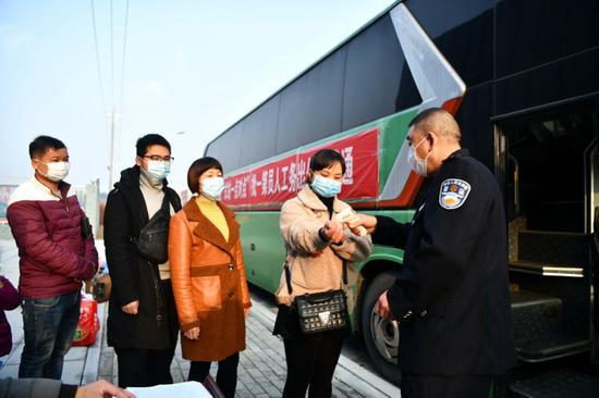 通城县务工职员搭车前测体温