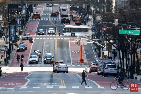 當地時間3月21日,美國紐約曼哈頓往日車水馬龍的街區如今已冷冷清清。中新社記者 廖攀 攝