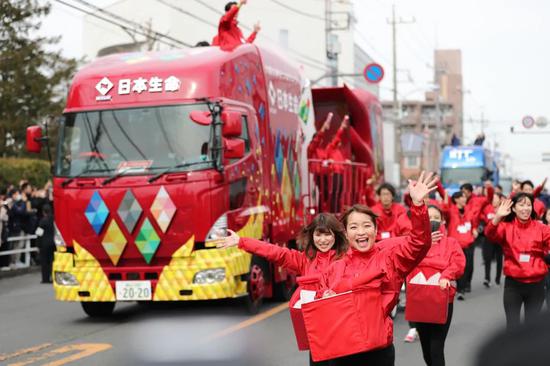 2月15日,東京奧組委舉行火炬接力彩排,贊助商日本生命公司的慶祝隊伍在火炬接力彩排中與觀衆互動