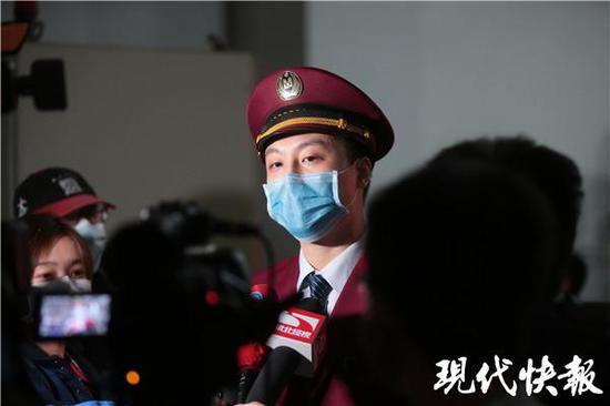 △地铁首班车司机