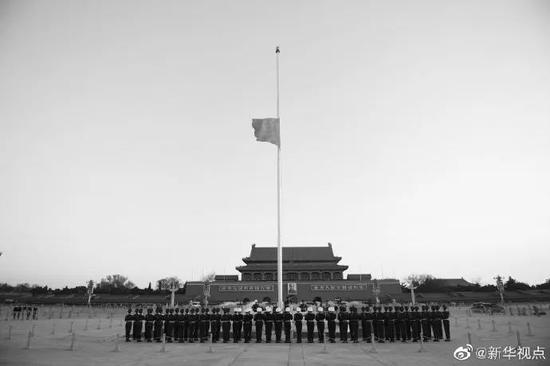 ▲这是新华社记者拍摄的今晨的天安门广场。(图片源自@新华视点)