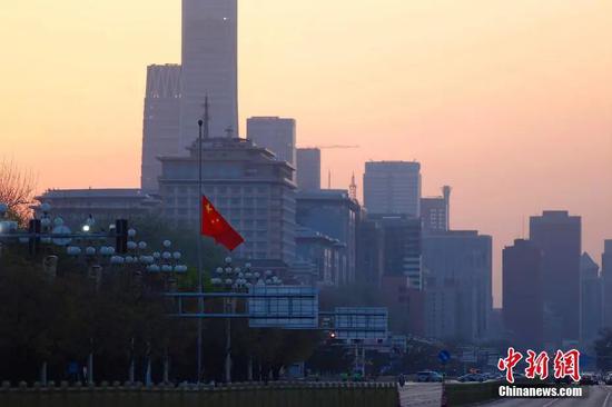 4月4日，北京新华门降下半旗，表达对抗击新冠肺炎疫情斗争牺牲烈士和逝世同胞的深切哀悼。中新社记者 富田 摄