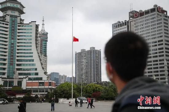 4月4日，贵阳筑城广场下半旗志哀。中新社记者 瞿宏伦 摄