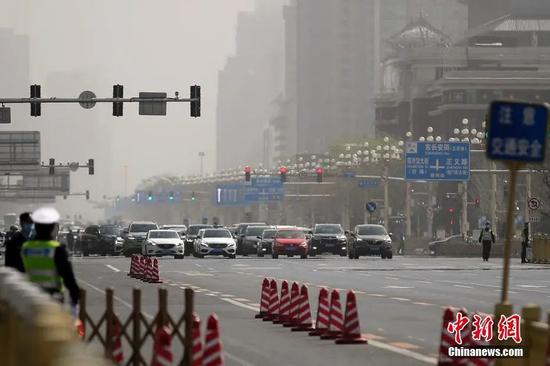 4月4日10点整，北京防空警报长鸣三分钟，在长安街行驶的汽车停车、鸣笛。中新社记者 盛佳鹏 摄