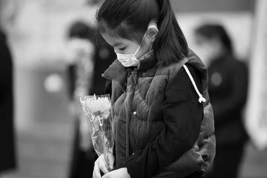 ▲4月4日,安徽省肥西县上派镇一名小伴侣加入悼念运动。(新华社刘军喜/摄)