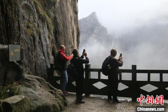 4月6日上午9：30，游客在黄山西海大峡谷拍照留念 何继宏 摄