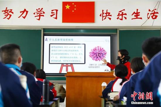 4月7日,南昌市第十九中学一位班主任在课堂为高三门生解说疫情防控相干常识。刘占昆 摄