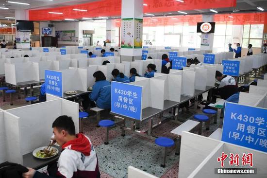 湖南省长沙市明德中学校内食堂配置隔档,保障门生就餐平安。杨华峰 摄