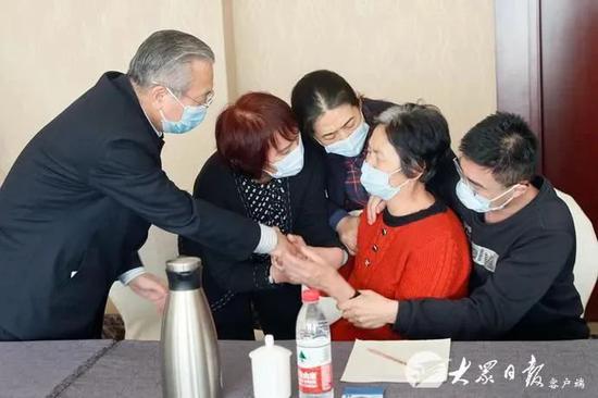 刘家义看望慰问张静静家属。图源:大众日报