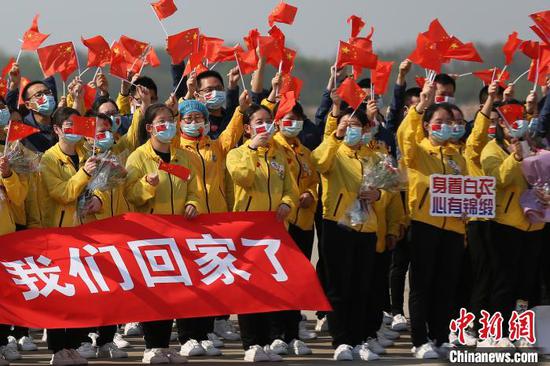 江苏医疗队员们在南京机场参加欢迎仪式。泱波 摄