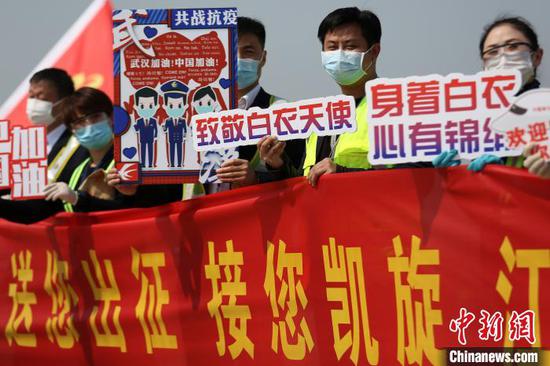 13日下午,最后撤离武汉的第七批江苏援湖北医疗队省人民医院队、国家紧急医学救助队(江苏)部分队员和江苏援武汉前线指挥部成员共205人,平安飞抵南京禄口国际机场。泱波摄