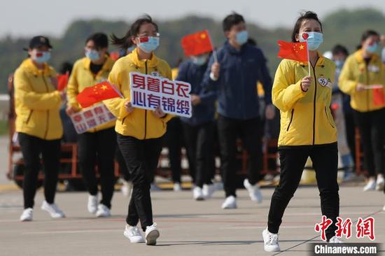 江苏医疗队员们平安落地。泱波 摄