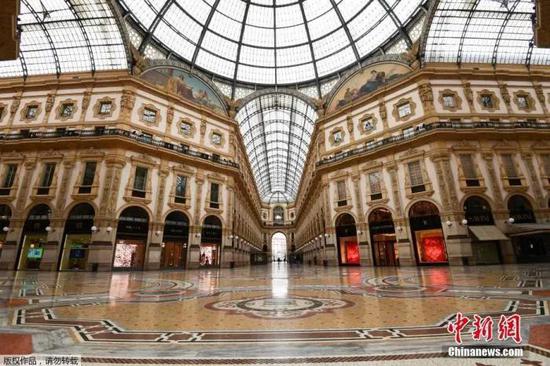  ▲当地时间3月12日，意大利米兰市中心空无一人的维托里奥·埃马努埃莱二世购物中心。