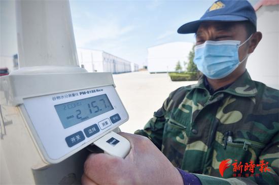 事情职员将玉米入库
