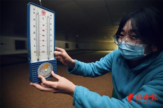 事情职员检验小麦的干湿度