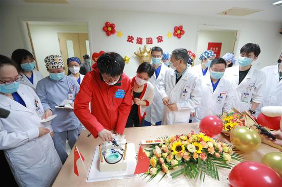 4月20日,钟鸣解除隔离当天回到中山医院,同事们为他接风洗尘。图片来源:复旦大学附属中山医院