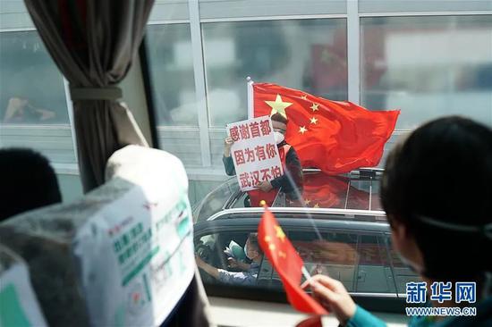 ▲4月15日,武汉市民自觉上街送别北京协和医院国家援鄂抗疫医疗队。新华社记者 熊琦 摄