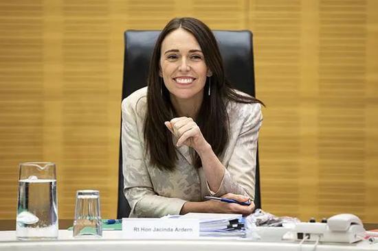 新西兰总理带部长减薪 全球首个“战胜病毒国家”