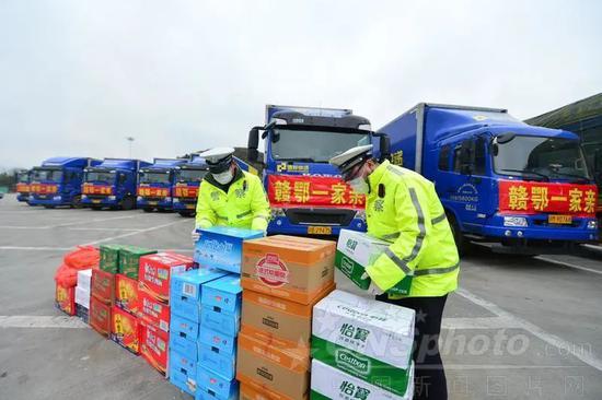△江西省支援湖北省随州市的11辆满载医疗防控和生活物资的货车驶入杭瑞高速涌泉服务区进行短暂休整 中新社发 魏东升 摄