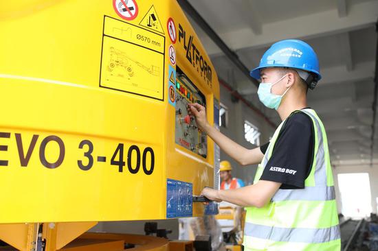  ↑5月4日，中铁电气化局的建设者在合肥地铁五号线珠江路停车场项目工地施工。