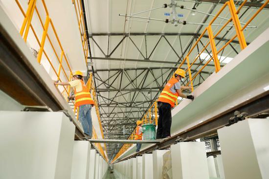 ↑5月4日，中铁电气化局的建设者在合肥地铁五号线珠江路停车场项目工地施工。