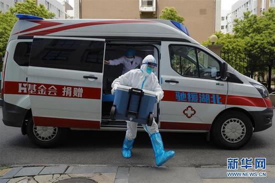 4月24日,武汉协和医院心外科大夫卢雄豪(前)输送来自山东的供肺抵达武汉协和医院西院区。(泉源:新华网)